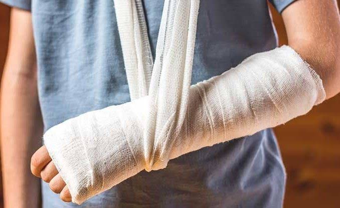 Gãy xương tay có quan hệ được không