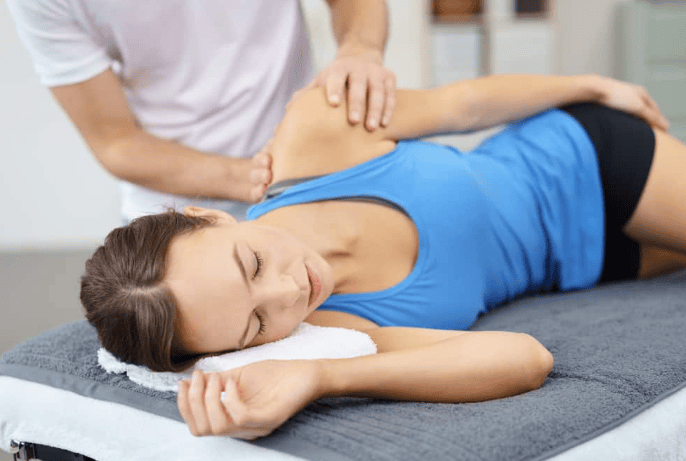 Gãy xương tay có quan hệ được không